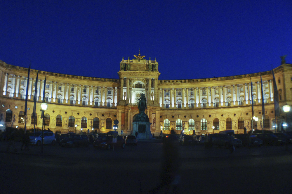Национальная библиотека Австрии на площади Heldenplatz