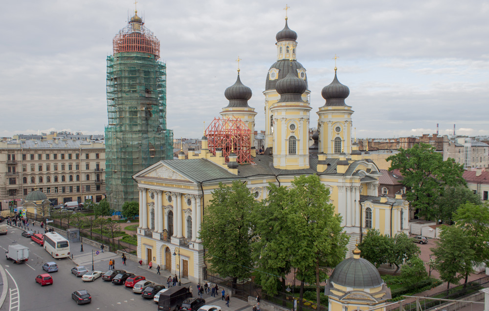 Вид на Собор Владимирской Иконы Божией Матери с крыш Санкт-Петербурга