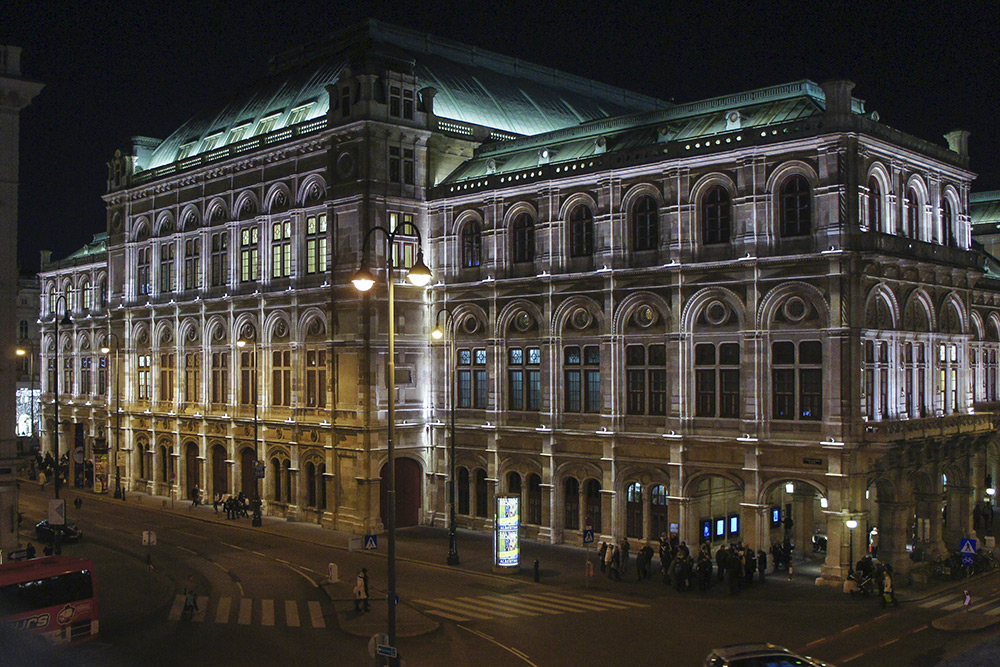 Вид на Венскую оперу с галереи Альбертино.