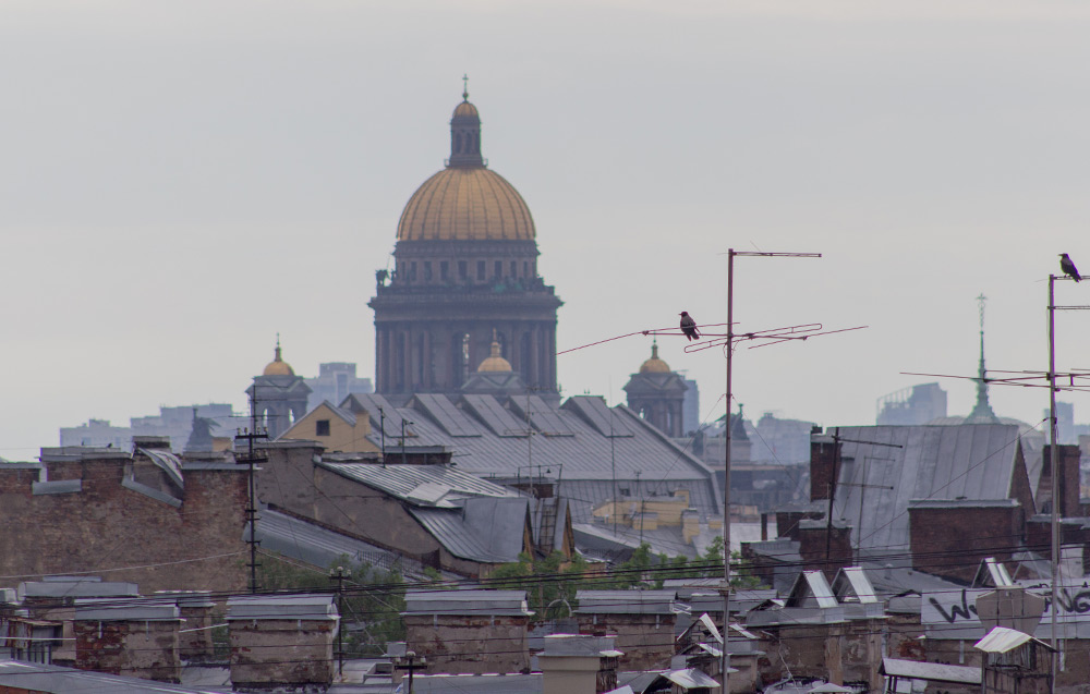 Вид на Исаакиевский собор с крыш Санкт-Петербурга