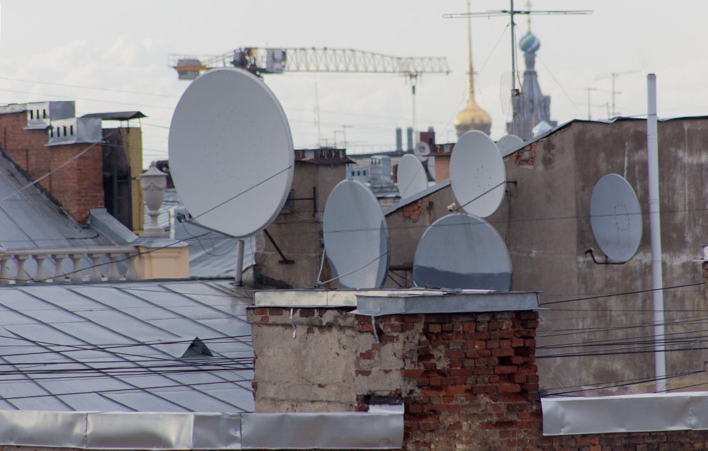 Спутниковые тарелки на крышах Санкт-Петербурга